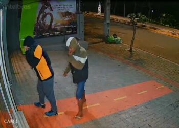 Câmeras registram a ação de criminosos que levaram bicicleta de loja, veja o vídeo