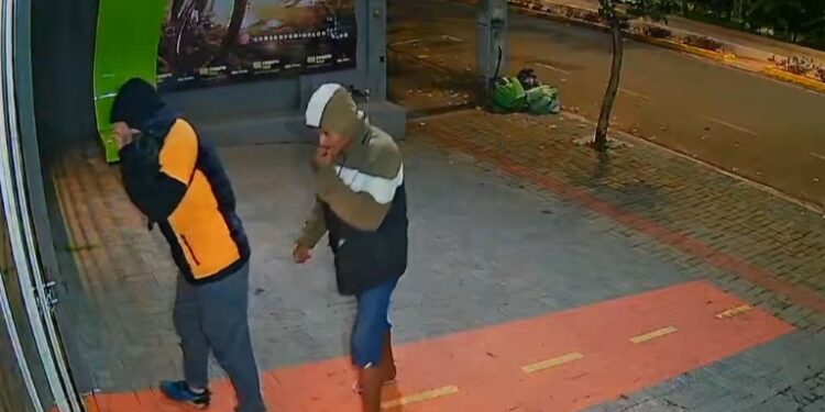 Câmeras registram a ação de criminosos que levaram bicicleta de loja, veja o vídeo