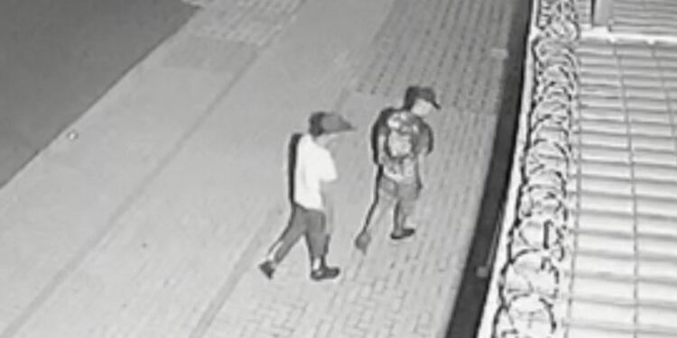 Criminosos forçam portão de residência, invadem o local e levam bicicleta, veja o vídeo
