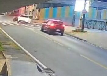 Câmera de segurança registrou momento que carro avança preferencial provocando acidente que matou motociclista, veja o vídeo