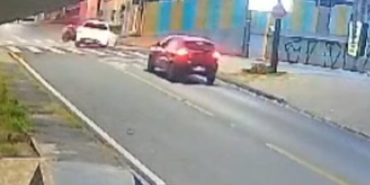 Câmera de segurança registrou momento que carro avança preferencial provocando acidente que matou motociclista, veja o vídeo