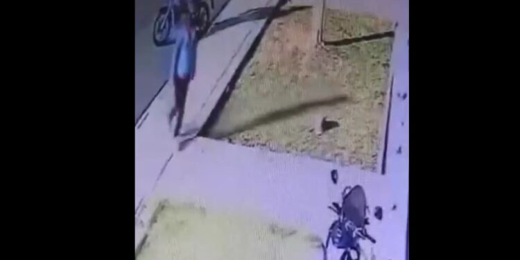 Câmera registra criminosos furtando moto no bairro Portão, veja o vídeo