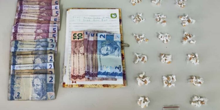 Indivíduo é detido pela PM vendendo crack na comunidade da Britanite no Tatuquara