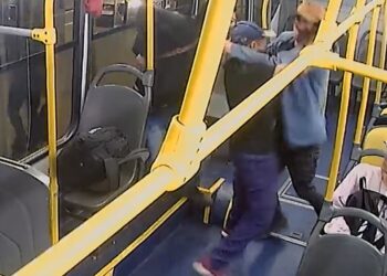 Câmera em ônibus mostra como homem que foi defender casal que estava sofrendo ataque homofóbico foi assassinado a facadas por tio e sobrinho, veja o vídeo