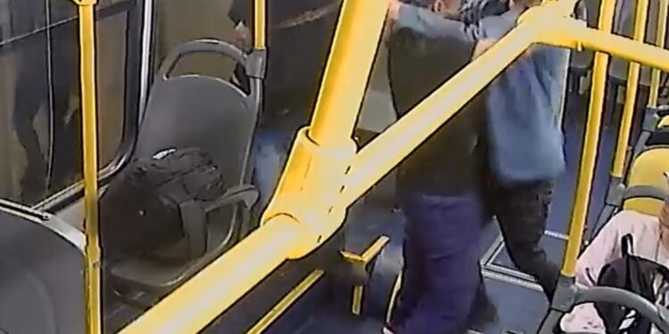 Câmera em ônibus mostra como homem que foi defender casal que estava sofrendo ataque homofóbico foi assassinado a facadas por tio e sobrinho, veja o vídeo