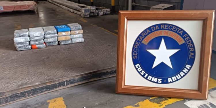 Receita Federal apreende 100 kg de cocaína em duas apreensões nesta segunda-feira no Porto de Paranaguá