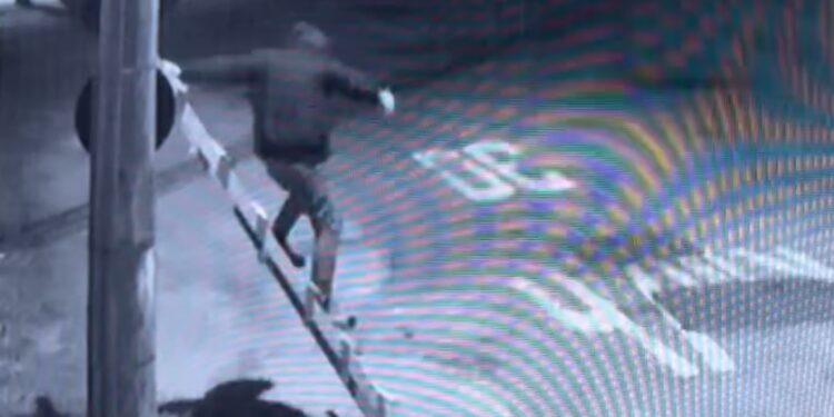 Usando escada, criminoso é flagrado furtando fiação em Curitiba, veja o vídeo