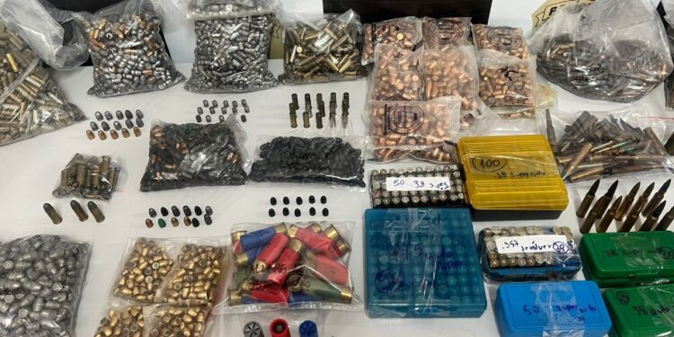 Polícia Civil realiza operação atrás de estelionatário em financiamento de veículos e encontra muita munição e armas em casa no Bacacheri