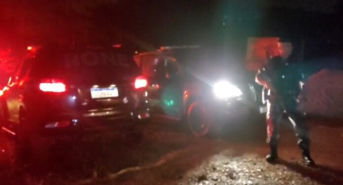 Foragido por homicídio e tráfico de drogas tenta emboscar policiais de RONE e leva a pior em confronto