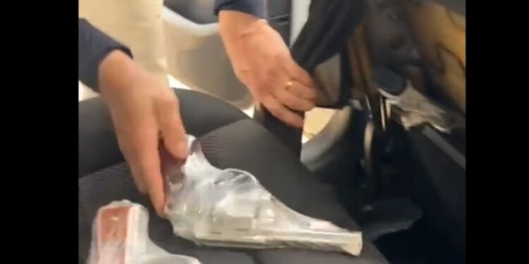 PRF encontra várias armas escondidas em banco de carro no Paraná, veja o vídeo