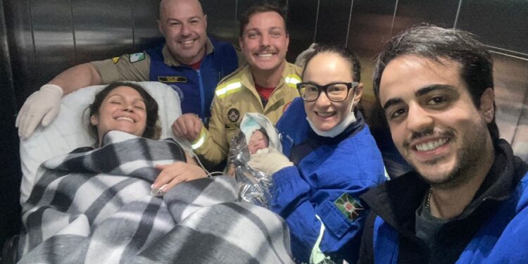 Bombeiros realizam parto em quartel de Curitiba