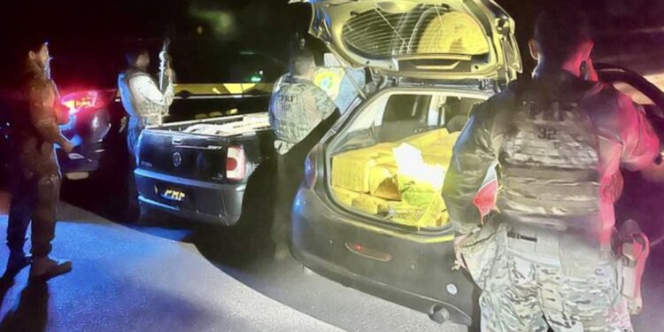 PRF apreende 1,2 tonelada de maconha em dois veículos