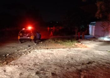 Moradores ouvem disparos e encontram jovem morto a tiros