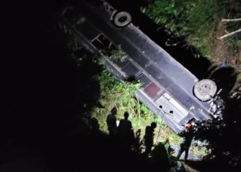 Ônibus cai em ribanceira e deixa um morto e quatro feridos, na RMC