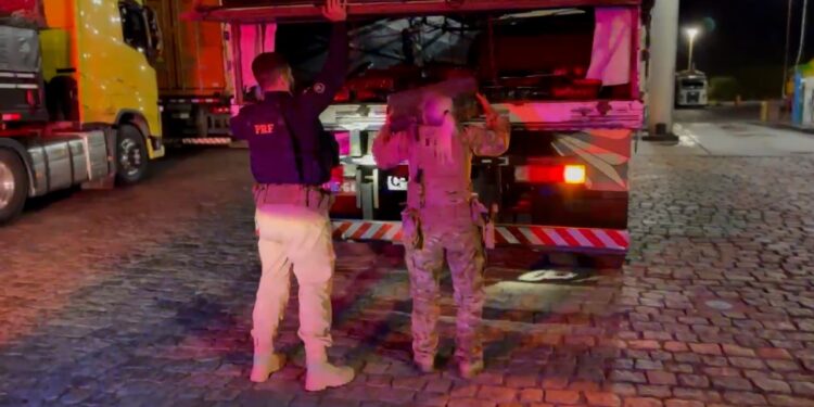 PRF localiza 1,5 tonelada de maconha após viatura ser “fechada” na região metropolitana de Curitiba, veja o vídeo