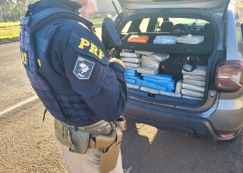 PRF prende casal com diversos tabletes de maconha no carro, no Paraná