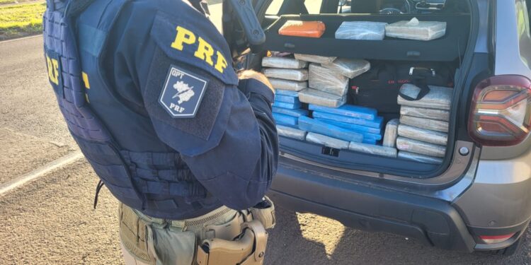 PRF prende casal com diversos tabletes de maconha no carro, no Paraná