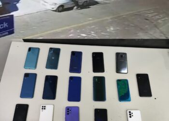 Criminosa que realizou vários assaltos arrasta vítima em carro e acaba presa: PMs recuperaram 16 celulares, veja o vídeo