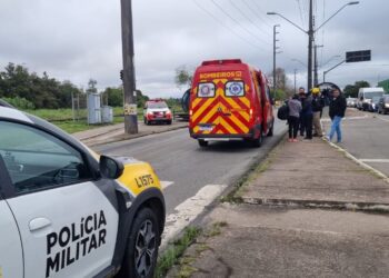 Jovem ao celular é atropelada por ônibus ao sair do trabalho