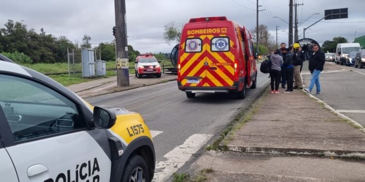 Jovem ao celular é atropelada por ônibus ao sair do trabalho