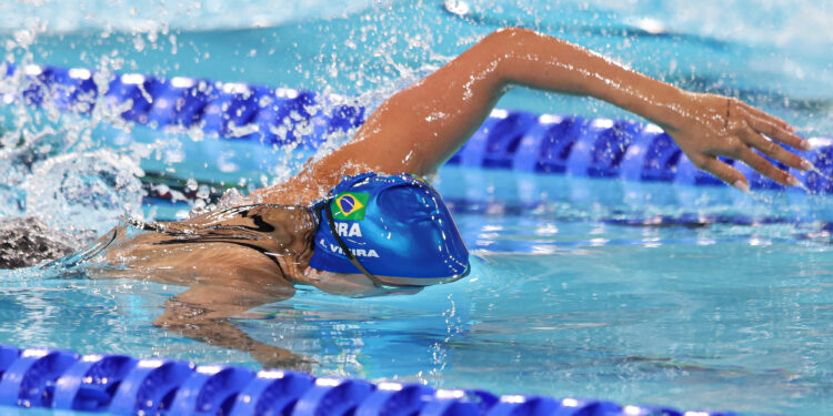Nadadora brasileira é expulsa da delegação em Paris após indisciplina, diz COB