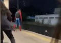 Homem-Aranha é agredido e joga homem em trilho do metrô; os dois foram parar na delegacia