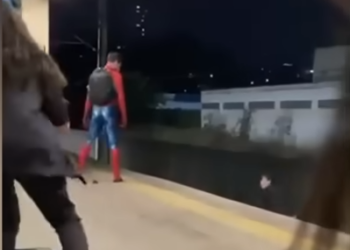 Homem-Aranha é agredido e joga homem em trilho do metrô; os dois foram parar na delegacia