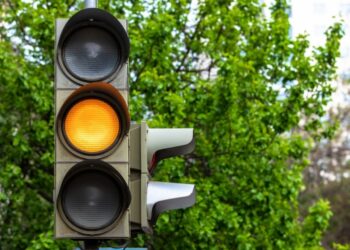 Motorista que passou o sinal amarelo é responsável pelo acidente, decide Justiça