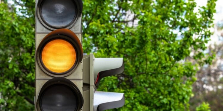 Motorista que passou o sinal amarelo é responsável pelo acidente, decide Justiça