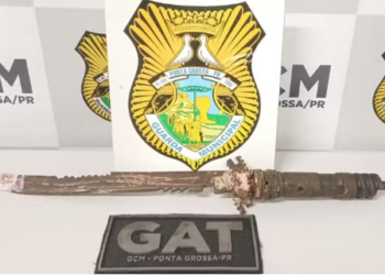 Homem é preso após tentar matar a companheira com espada artesanal