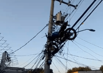 Balão ergue moto até fiação elétrica, tomba carro, e causa princípio de incêndio após cair sobre residência