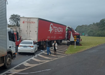 Grave acidente é registrado, e população saqueia cerveja e encomendas de caminhões envolvidos