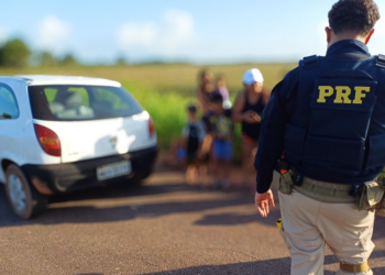 Motorista bêbado dirigindo Celta com 11 pessoas e um cachorro é flagrado pela PRF