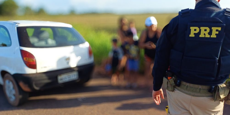 Motorista bêbado dirigindo Celta com 11 pessoas e um cachorro é flagrado pela PRF