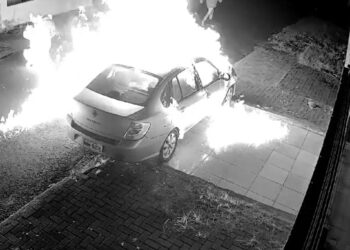 Câmera registra dupla ateando fogo em carro; um dos criminosos fugiu em chamas, veja o vídeo