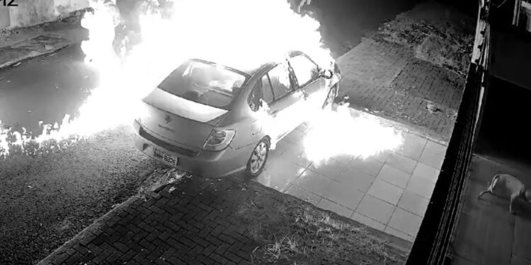 Câmera registra dupla ateando fogo em carro; um dos criminosos fugiu em chamas, veja o vídeo