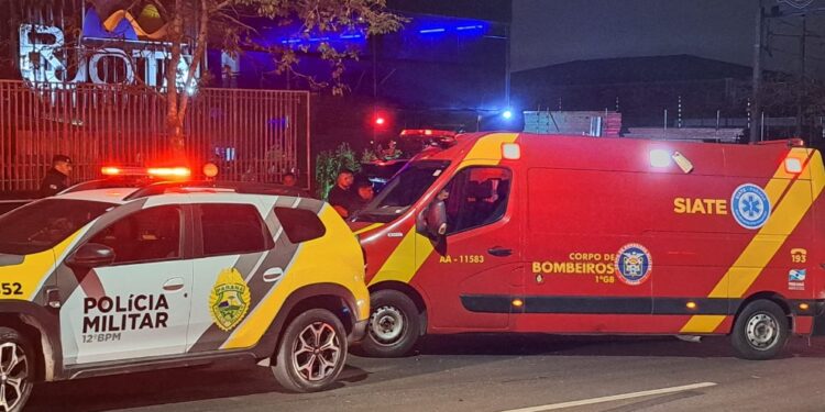 Jovem vai separar briga em saída de balada e leva tiro na barriga em Curitiba