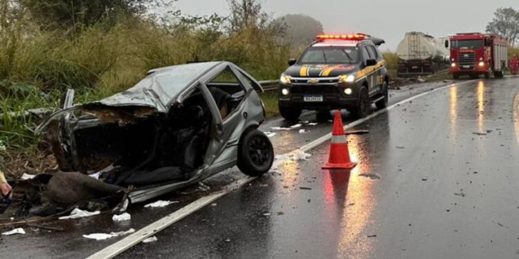 Homem morre em colisão com carreta na BR-376