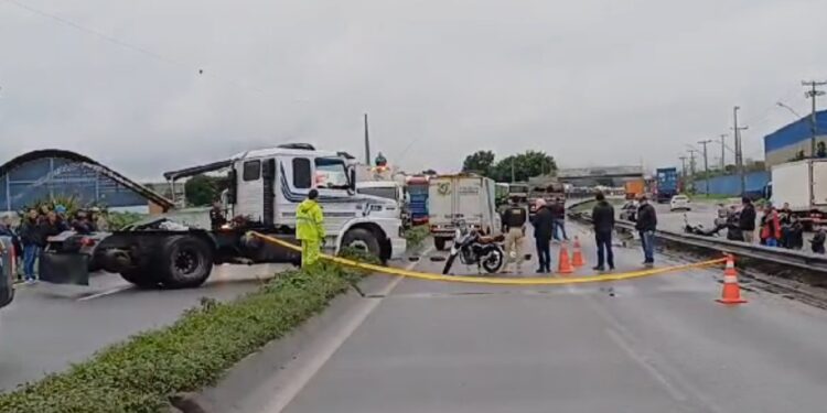 Motociclista perde a vida em colisão com caminhão na BR-277