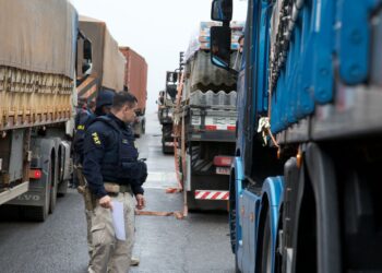 Em um dia, PRF flagra mais de 100 toneladas de excesso de peso em caminhões durante operação