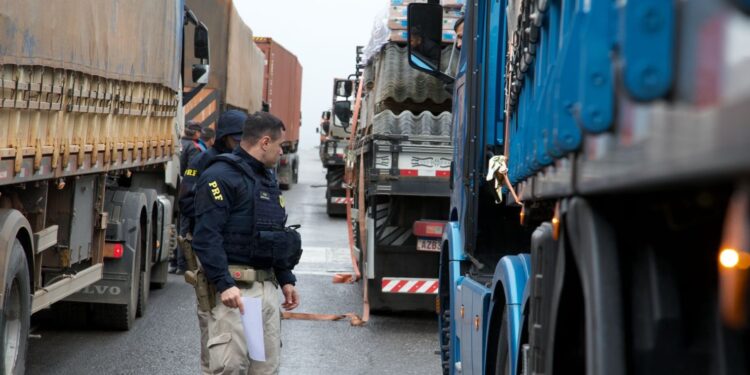 Em um dia, PRF flagra mais de 100 toneladas de excesso de peso em caminhões durante operação