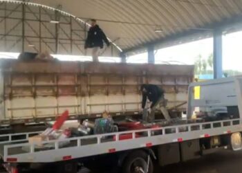 Motorista de carreta abandona veículo e corre para matagal durante abordagem da PRF; veículo transportava 2,6 toneladas de maconha