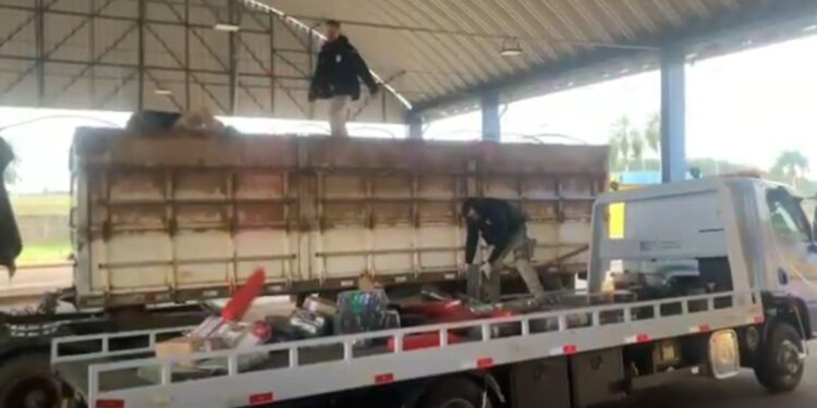 Motorista de carreta abandona veículo e corre para matagal durante abordagem da PRF; veículo transportava 2,6 toneladas de maconha