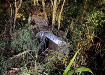 Jovem em caminhonete sai da pista e capota o veículo