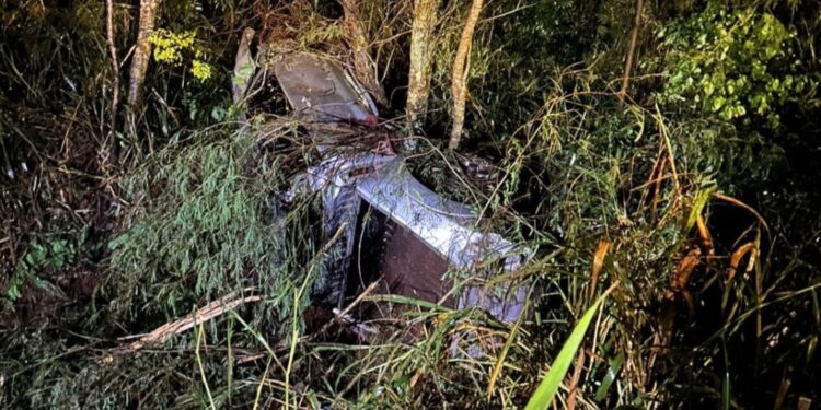 Jovem em caminhonete sai da pista e capota o veículo