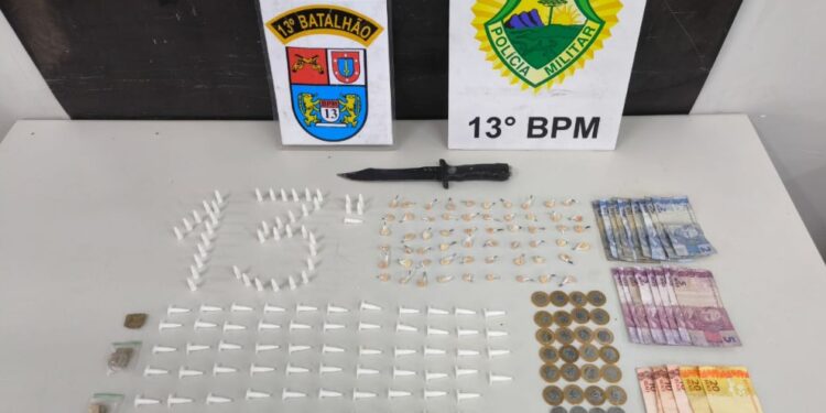 Equipe da PM recebe denúncia e “estoura” biqueira de drogas na CIC