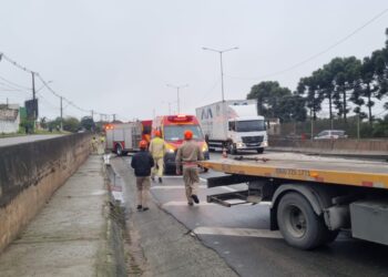 Motociclista bate em porta de carro aberta, cai e morre atropelado por carreta na BR-376