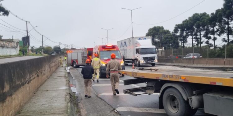 Motociclista bate em porta de carro aberta, cai e morre atropelado por carreta na BR-376