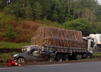 Motorista de carro morre ao sair da pista e colidir em caminhão que estava no canteiro central