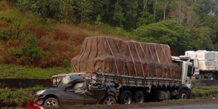 Motorista de carro morre ao sair da pista e colidir em caminhão que estava no canteiro central